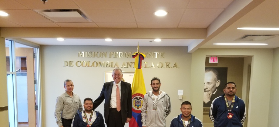 Representante Permanente de Colombia ante la OEA, Alejandro Ordóňez Maldonado, recibió la visita de los militares y policías retirados que participaron en la maratón del Cuerpo de Marines de Estados Unidos