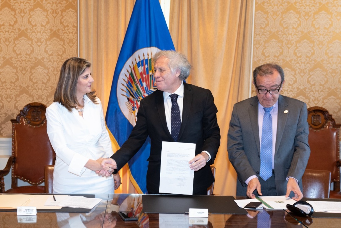 Viceministra Laura Gil oficializó ante el Secretario General de la OEA la adhesión de Colombia a la Convención Interamericana sobre la Protección de los Derechos de las Personas Mayores Viceministra Laura Gil oficializó ante el Secretario General de la OEA la adhesión de Colombia a la Convención Interamericana sobre la Protección de los Derechos de las Personas Mayores
