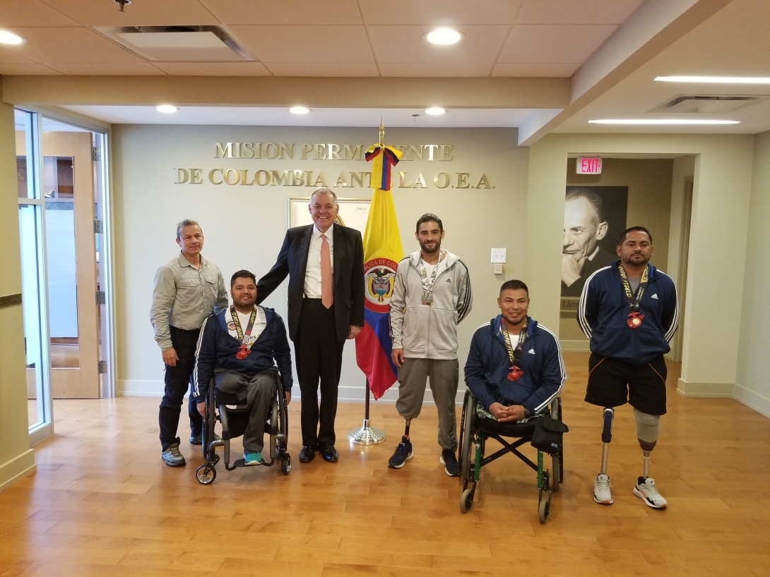 Representante Permanente de Colombia ante la OEA, Alejandro Ordóñez Maldonado, recibió la visita de los militares y policías retirados que participaron en la maratón del Cuerpo de Marines de los Estados Unidos Representante Permanente de Colombia ante la OEA, Alejandro Ordóňez Maldonado, recibió la visita de los militares y policías retirados que participaron en la maratón del Cuerpo de Marines de Estados Unidos