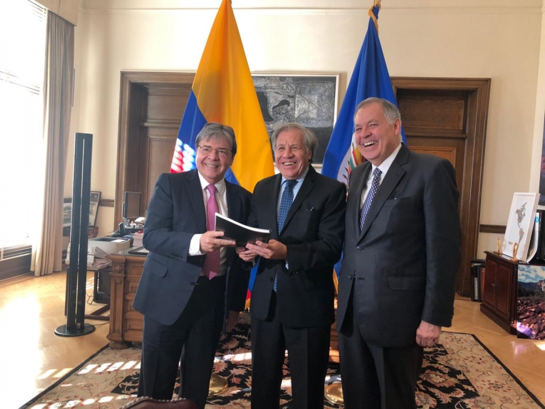 Canciller Carlos Holmes Trujillo hizo entrega del Conpes: Estrategia para la atención de la migración desde Venezuela a Luis Almagro, Secretario General de la OEA Canciller Carlos Holmes Trujillo hizo entrega del Conpes: Estrategia para la atención de la migración desde Venezuela a Luis Almagro, Secretario General de la OEA