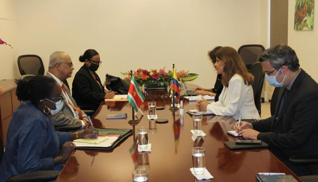 Vicepresidente y Canciller reiteró apoyo a Surinam para vigorizar las relaciones con los 15 países de la Comunidad del Caribe, con el apoyo indispensable de la OEA Vicepresidente y Canciller reiteró apoyo a Surinam para vigorizar las relaciones con los 15 países de la Comunidad del Caribe, con el apoyo indispensable de la OEA