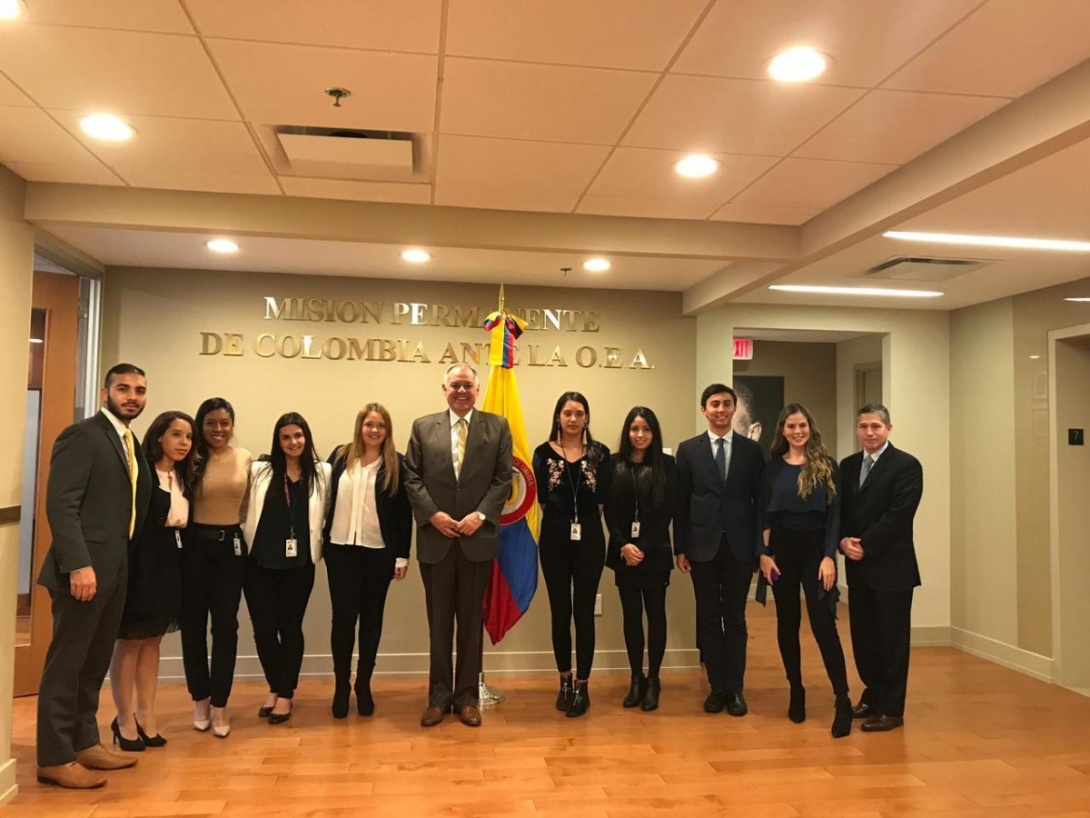 Visita de los estudiantes colombianos que están realizando las pasantías en la OEA Visita de los estudiantes colombianos que están realizando las pasantías en OEA
